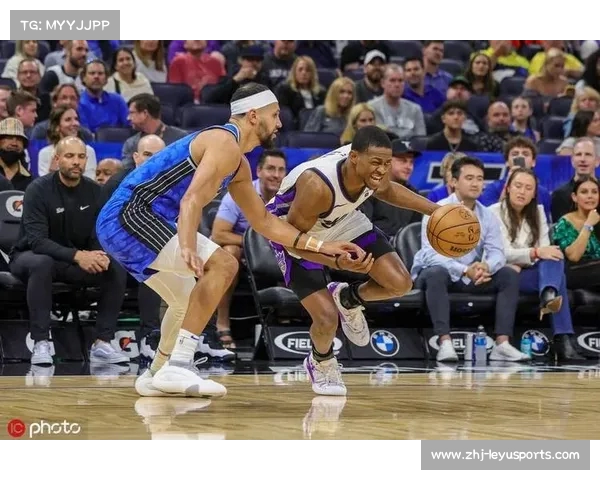 班凯罗低位持球被三人包夹精准背传助攻底角队友出手